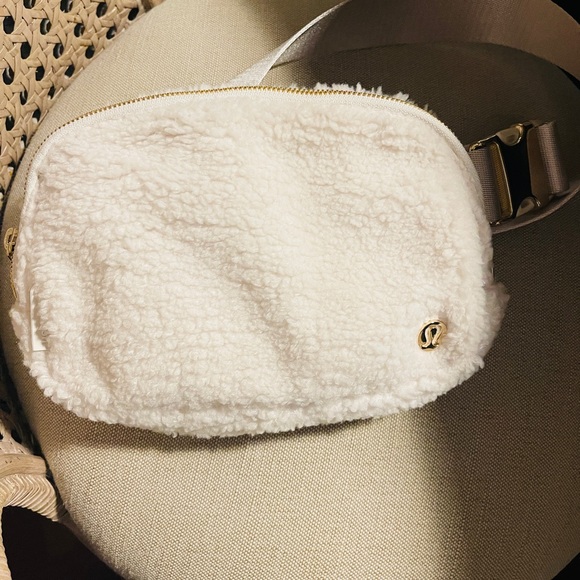 Lululemon Everywhere Belt Bag 1L Fleece, white opal/gold, NWT - Picture 6 of 6